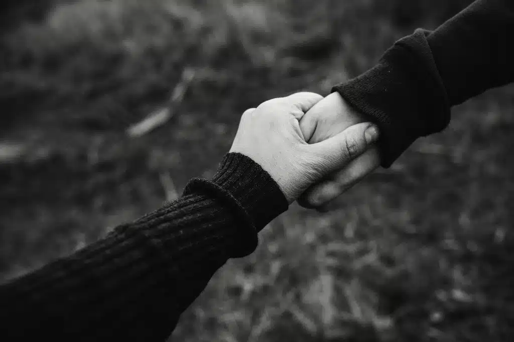 Free couple holding hand image