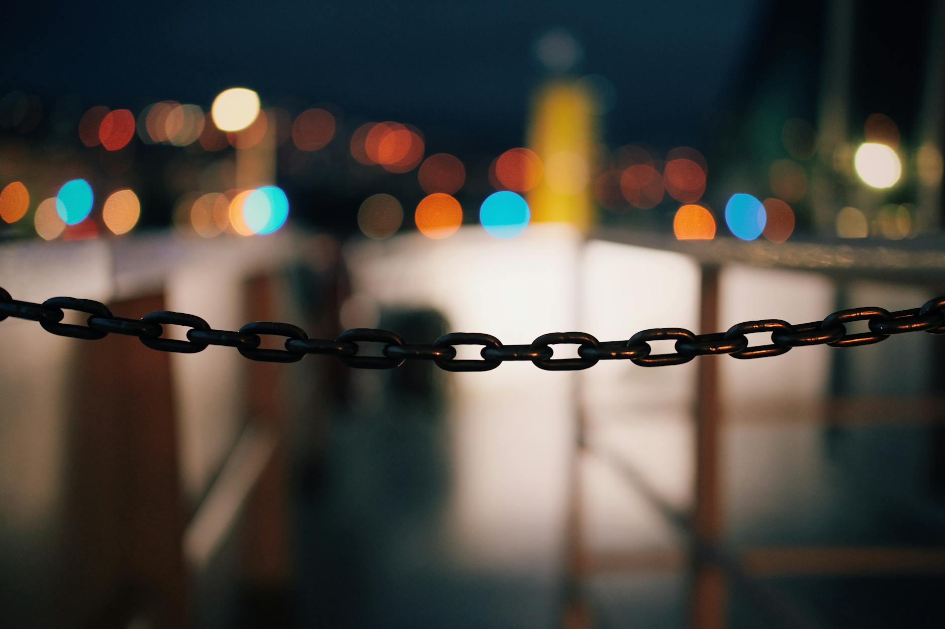 selective focus photograph of a chain