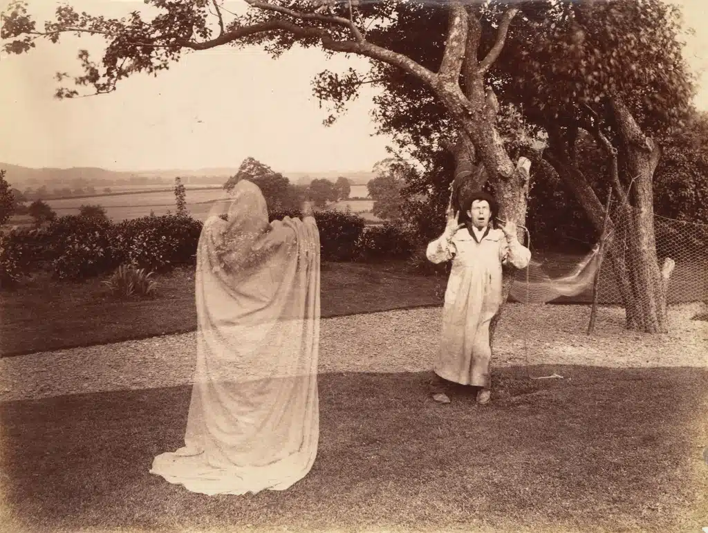 Amateurs playing ghost scene W